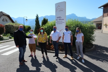 Excoffier remet un chèque de 2 450 euros à l'EHPAD de Groisy